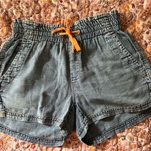 Pilcro light weight chambray shorts